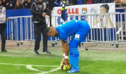 前阿森纳与切尔西后卫赞Declan Rice是顶级中场，却认为巴黎圣日耳曼的Vitinha更胜一筹（前阿森纳、切尔西后卫称赖斯已是顶级中场，但更看好巴黎的维蒂尼亚）