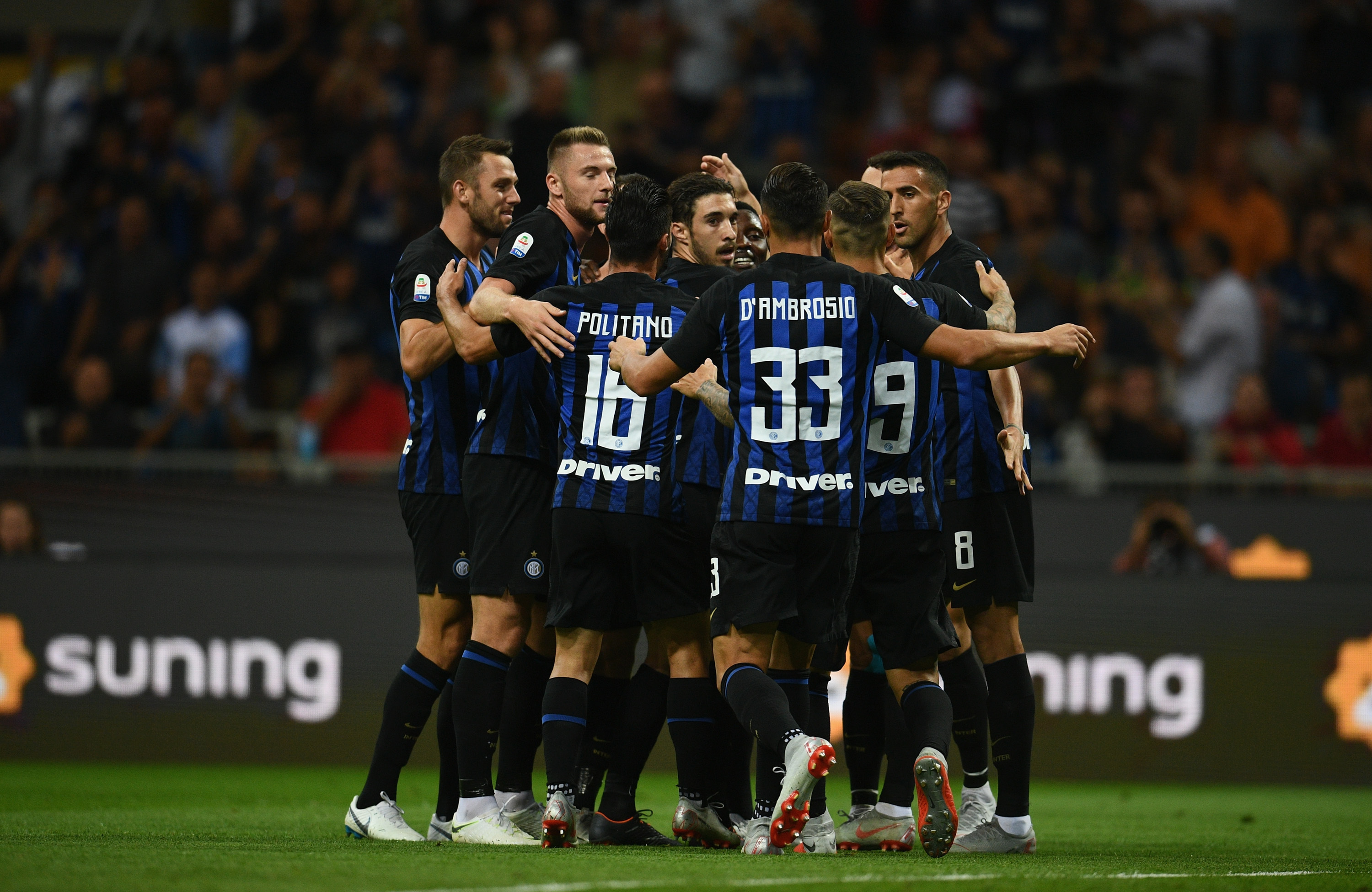 冠军捧杯时刻！这张合影里，有国乒三连冠的荣光，更有竞技体育的热血与温情！（捧杯瞬间定格！这一合影凝聚国乒三连冠的荣耀，也写满竞技体育的热血与温情）