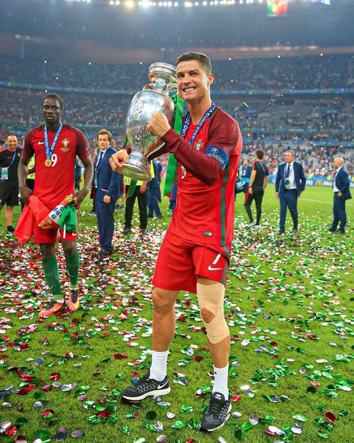 曼联新星冬窗或离队？梅努仅171分钟出场引关注（出场仅171分钟，曼联新秀冬窗离队传闻升温）