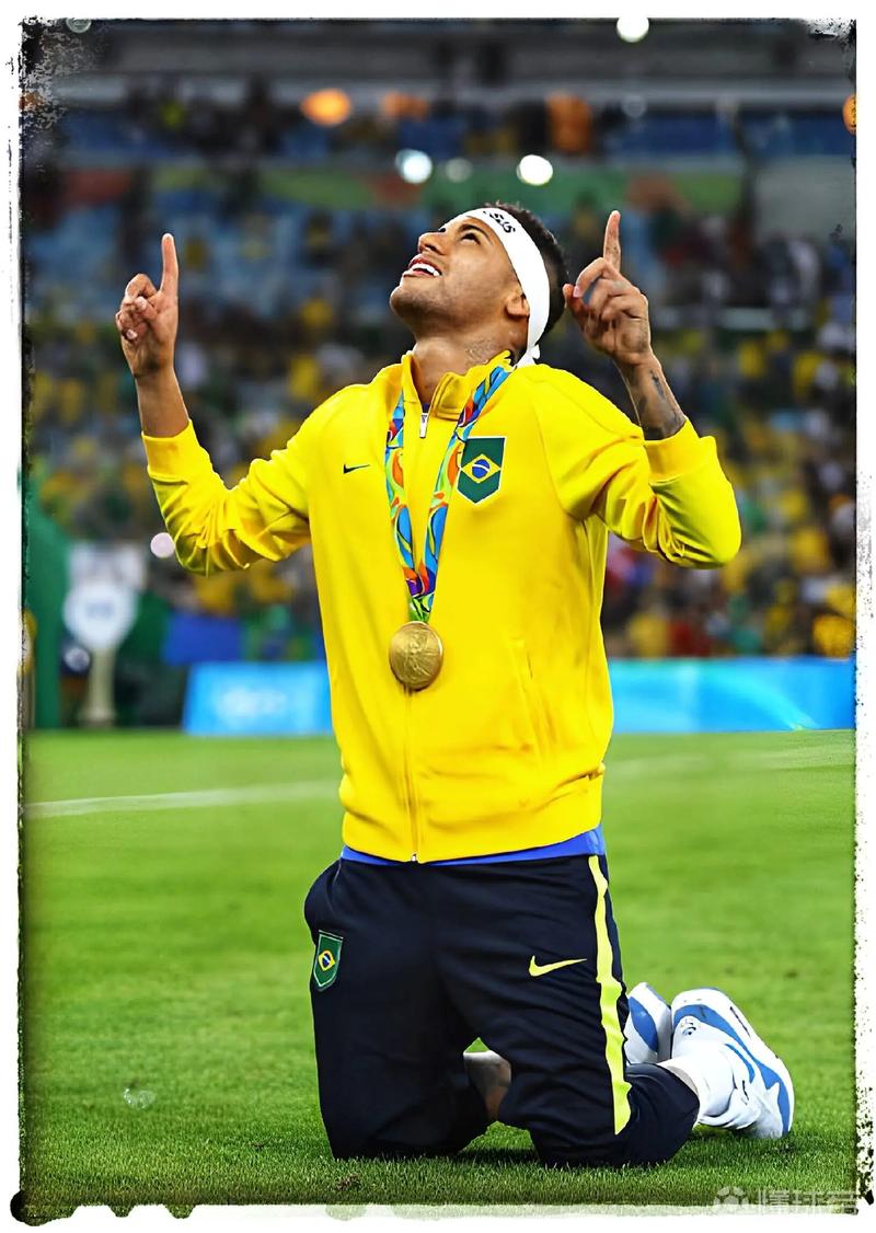 血性！韩国队球员挑衅拜合拉木，王博豪为队友出头撞倒挑事者（硬刚！韩国队员挑衅拜合拉木，王博豪挺身护队友将挑事者撞翻）