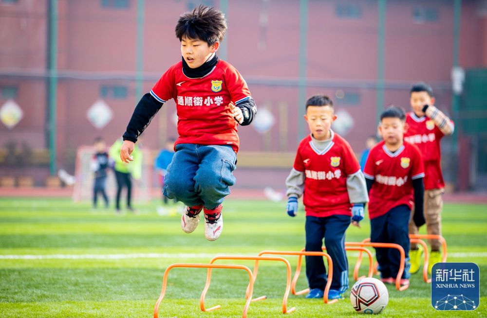 齐达内空降上海！回应 “齐玄宗” 标签，揭秘欧冠三连真相（齐达内现身上海！直面“齐玄宗”外号，解密欧冠三连冠背后的真相）