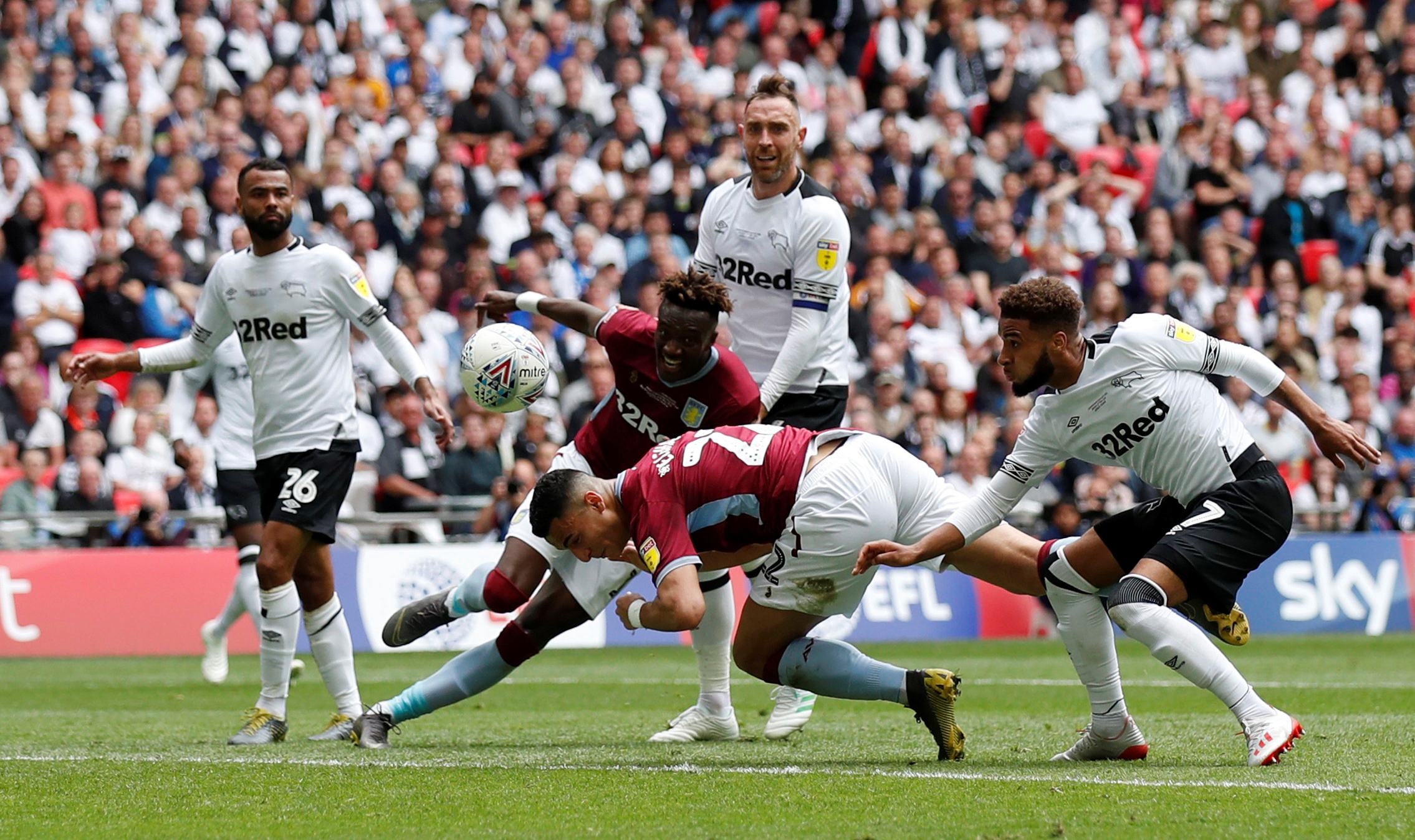 谢维军谈踢中卫：我很害怕出现失误，有经历才会有成长（谢维军谈改打中卫：害怕犯错，但经历才能带来成长）