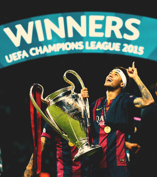 半场：柏林联1-1拜仁，诺伊尔“下蛋”送礼，迪亚斯0度角破门（半场战报：柏林联1-1拜仁，诺伊尔失误送礼，迪亚斯零角度破门）